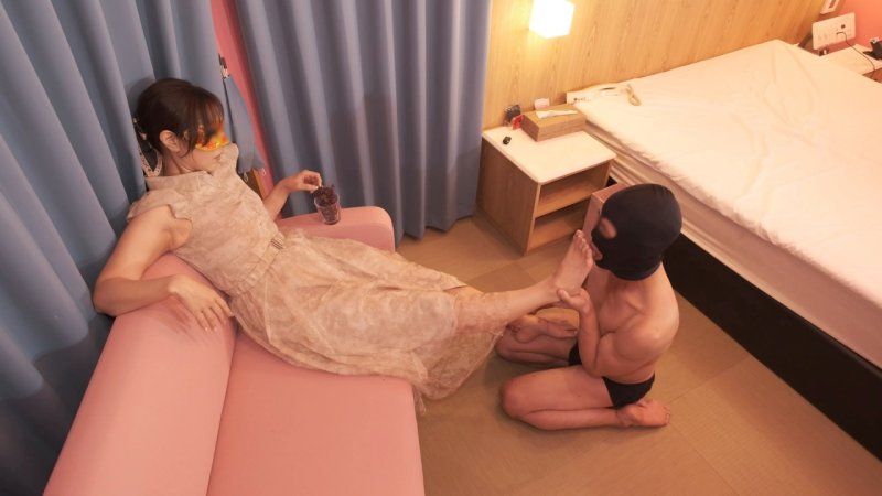 【無修正ｘ個人撮影】★癡女系列★被超S人妻用腳餵食的M男,究竟能否成為女王陛下的豬？